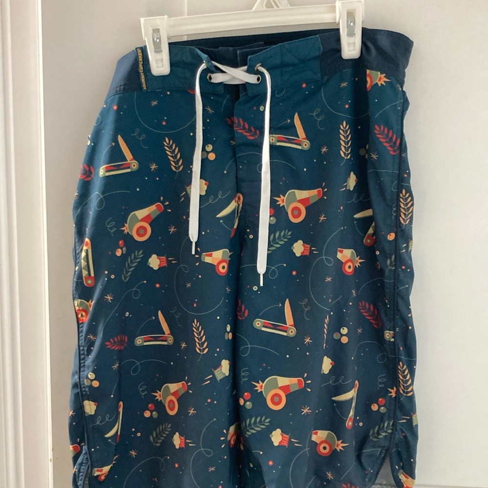Men's Johnny cupcakes shorts size 34